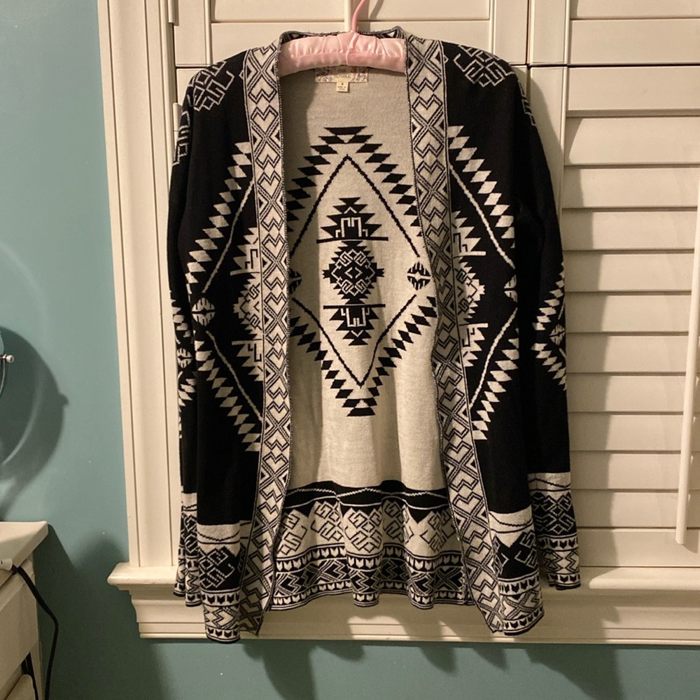 Pink republic, juniors Aztec sweater in black/cream, size s.